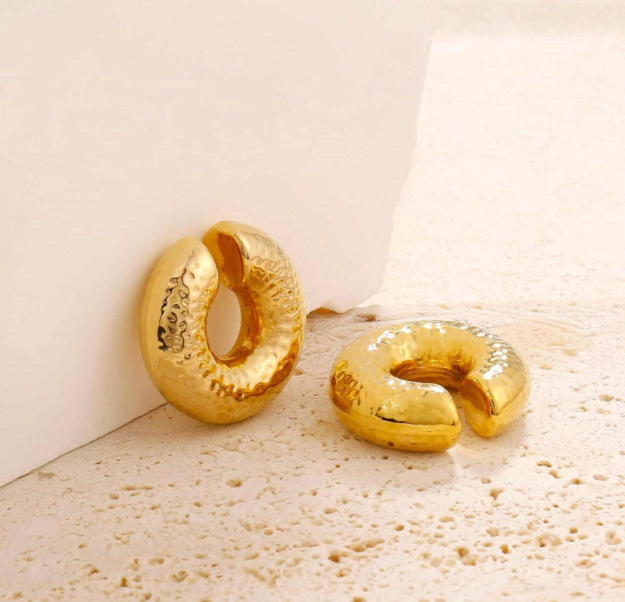 NICOLE HAMMERED CHUNKY EAR CUFF 18KGOLD PLATED